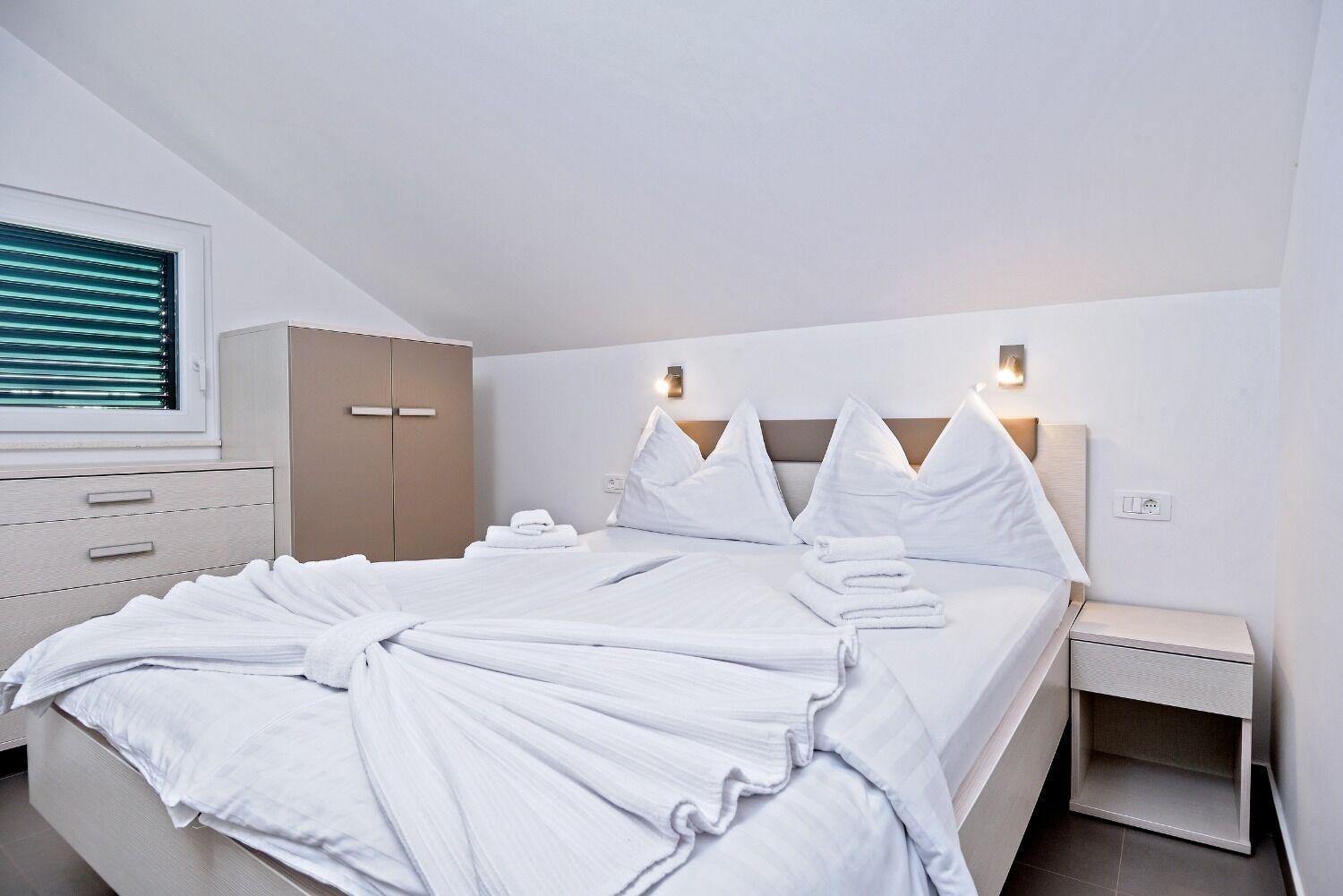Apartments Bisernica-With Pool ราชานิ ภายนอก รูปภาพ